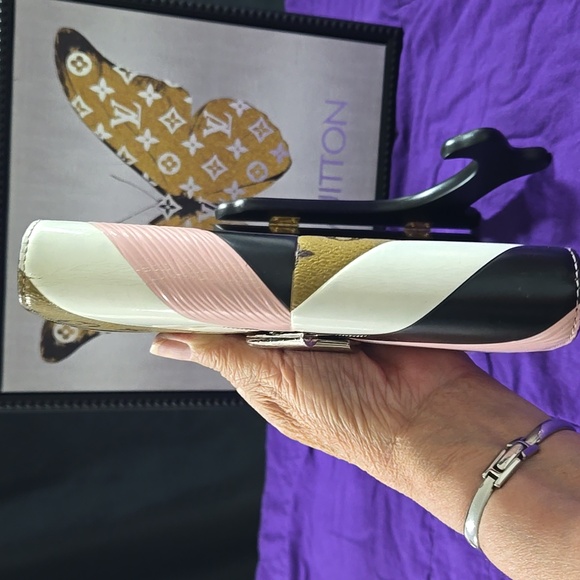 Louis Vuitton Ltd Edition LV Twist lock Sarah Wallet Date Code TM2117 - Picture 10 of 11